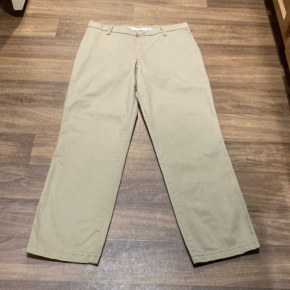 Wrangler relaxed fit khaki pants size 32x32